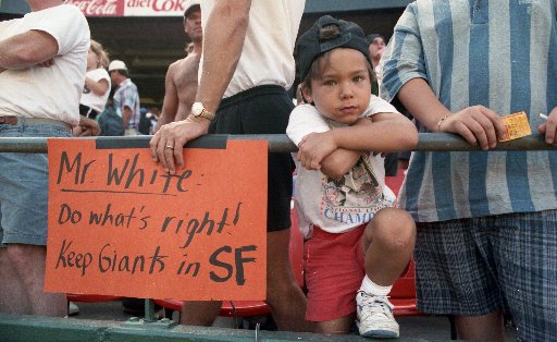 BvnthV's tweet photo. Brandon Crawford's son sporting backwards Warriors cap reminds me of him at the Stick in 92 calling for the Giants to stay in SF https://t.co/FHwk5tJX9K