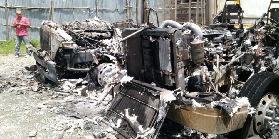 ELTIEMPO's tweet image. Alarma por la quema de varias tractomulas en paro de Buenaventura ow.ly/RVCo30cgRPi