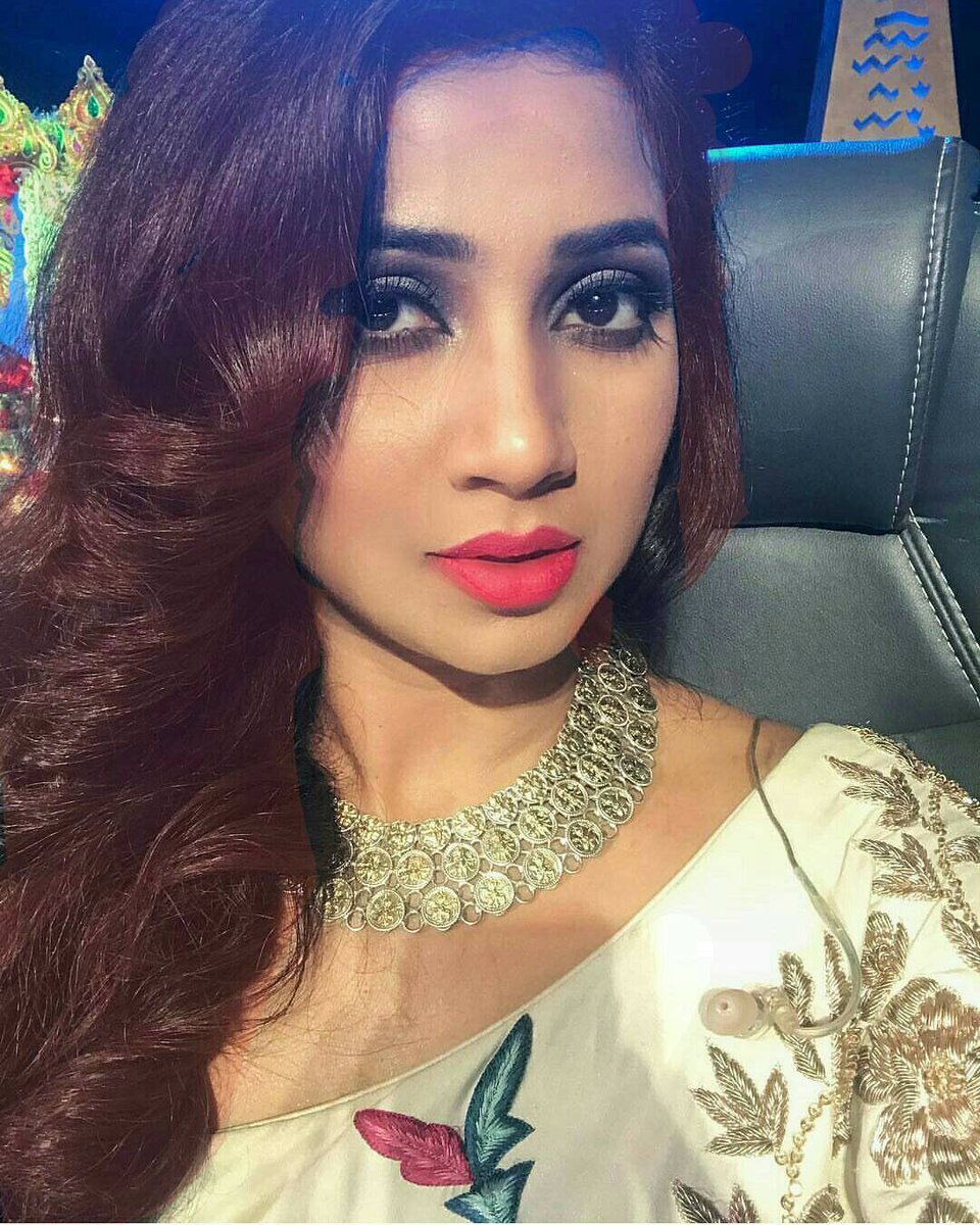 yuktiishma's tweet photo. From that young SG to my #SingingInspiration SG, your gorgeousness remains unbeaten &amp; natural, love you loads @shreyaghoshal 😚😚😍😍❤❤ https://t.co/DzZdLad26b