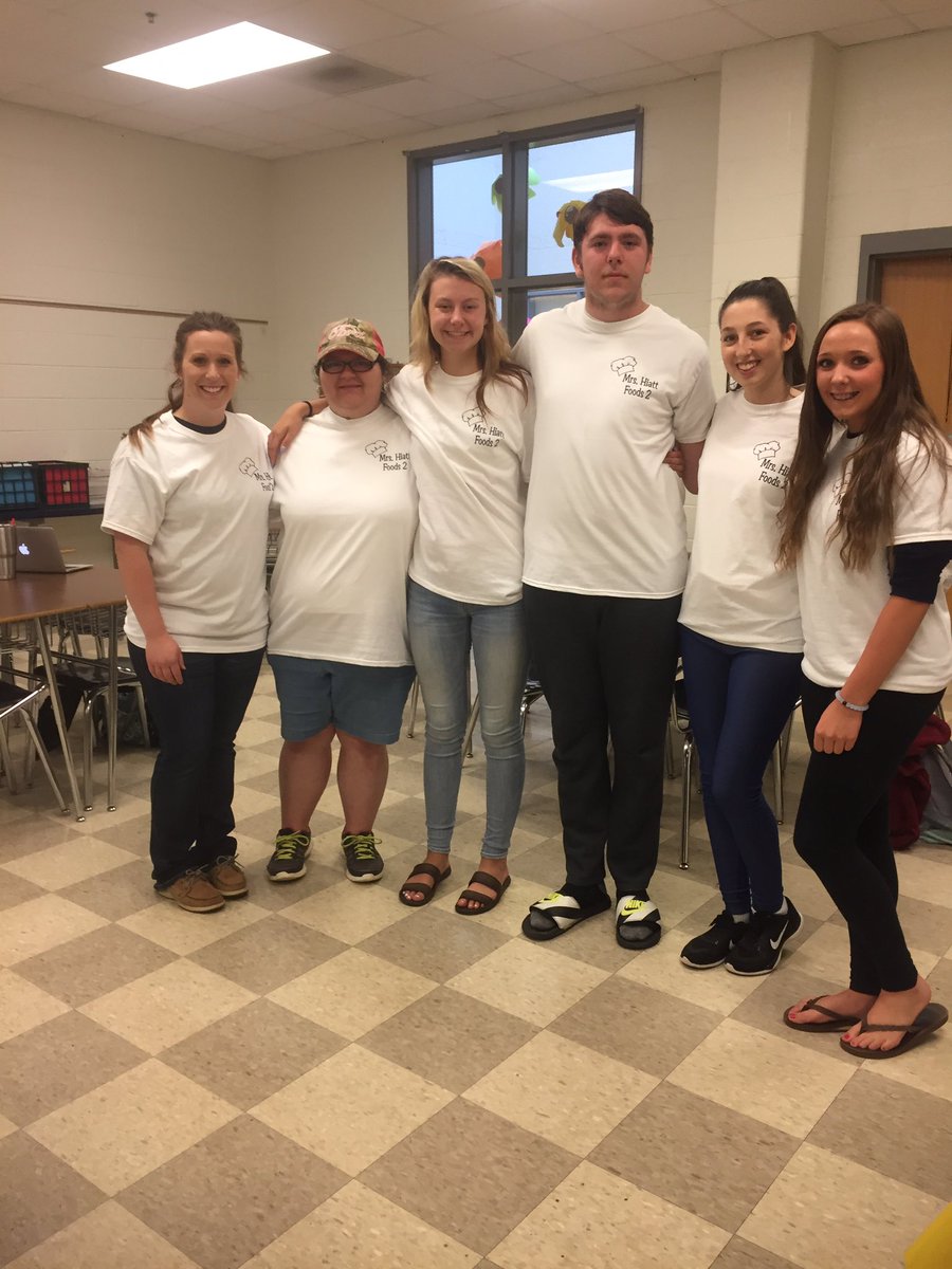 HiattHiattlb's tweet image. #classshirts #putyournameonyourpaper #thatsaslapneck @Dstewart_3241 @bigsis6606 @jonestayylor #lovemystudents