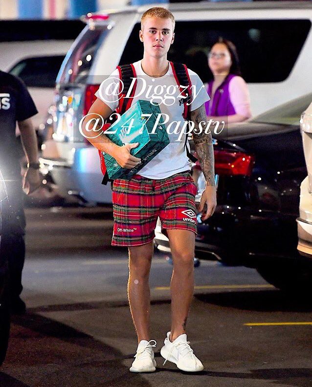 FlorDeBelieber's tweet photo. "Justin hoy en Nueva York"
Parece un niño llendo a la escuela.
#Justin4MMVA https://t.co/H8ucFyLzNA
