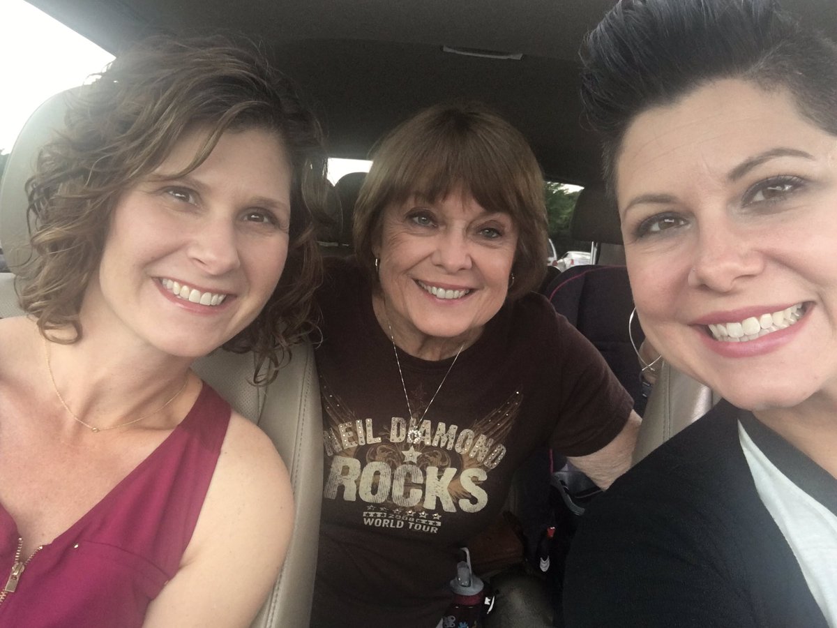 Lisa_Heyne's tweet photo. Happy Mother's Day, Ma!  #foreverinbluejeans #tweetcaroline https://t.co/dCRumJIrkp