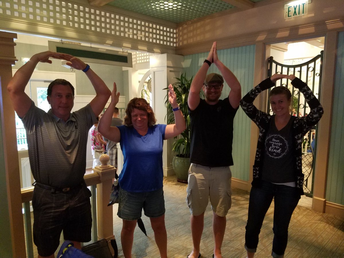 bartleyosu's tweet photo. #DIS20th meeting Craig and Kylie https://t.co/8Rx2zu61qH