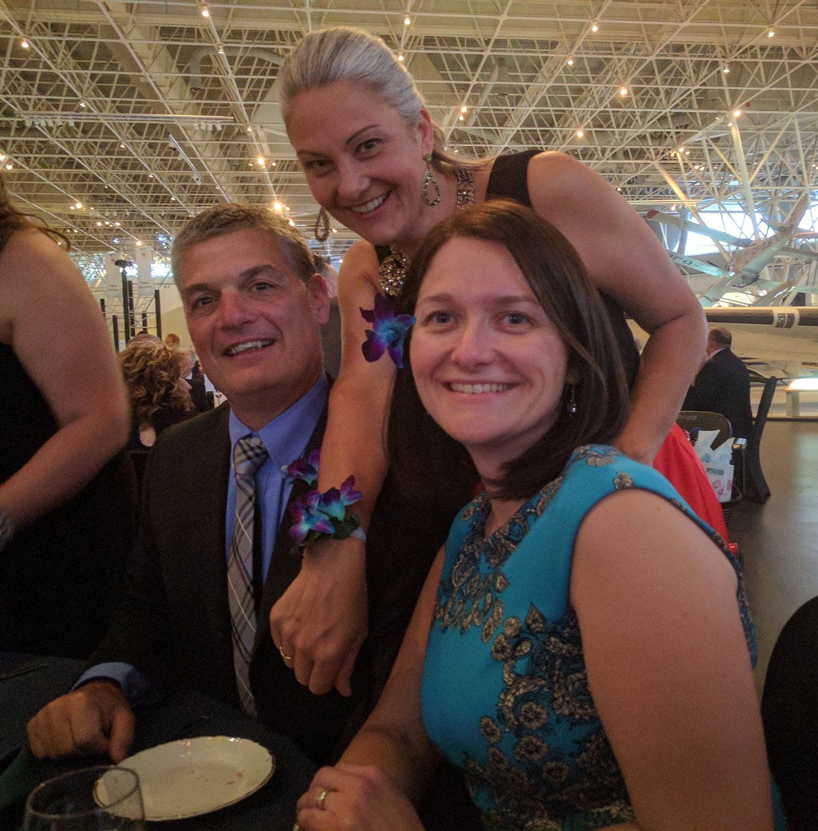 Papade5's tweet photo. Félicitations à nos fêtés! @ChatedDanielle et Richard Paquette, 25 ans au @ecolecatholique  #fete2017cecce https://t.co/ZnrbC2xwhZ