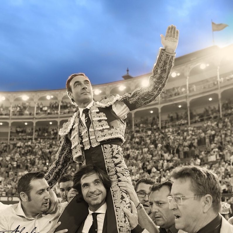 De Madrid al cielo!!!! Muchas gracias a todos por vuestro cariño.
#soñaeeltoreo #SanIsidro17  #graciasaficiondemadrid  <a href="/JavierCondeB/">Javier Conde</a>
