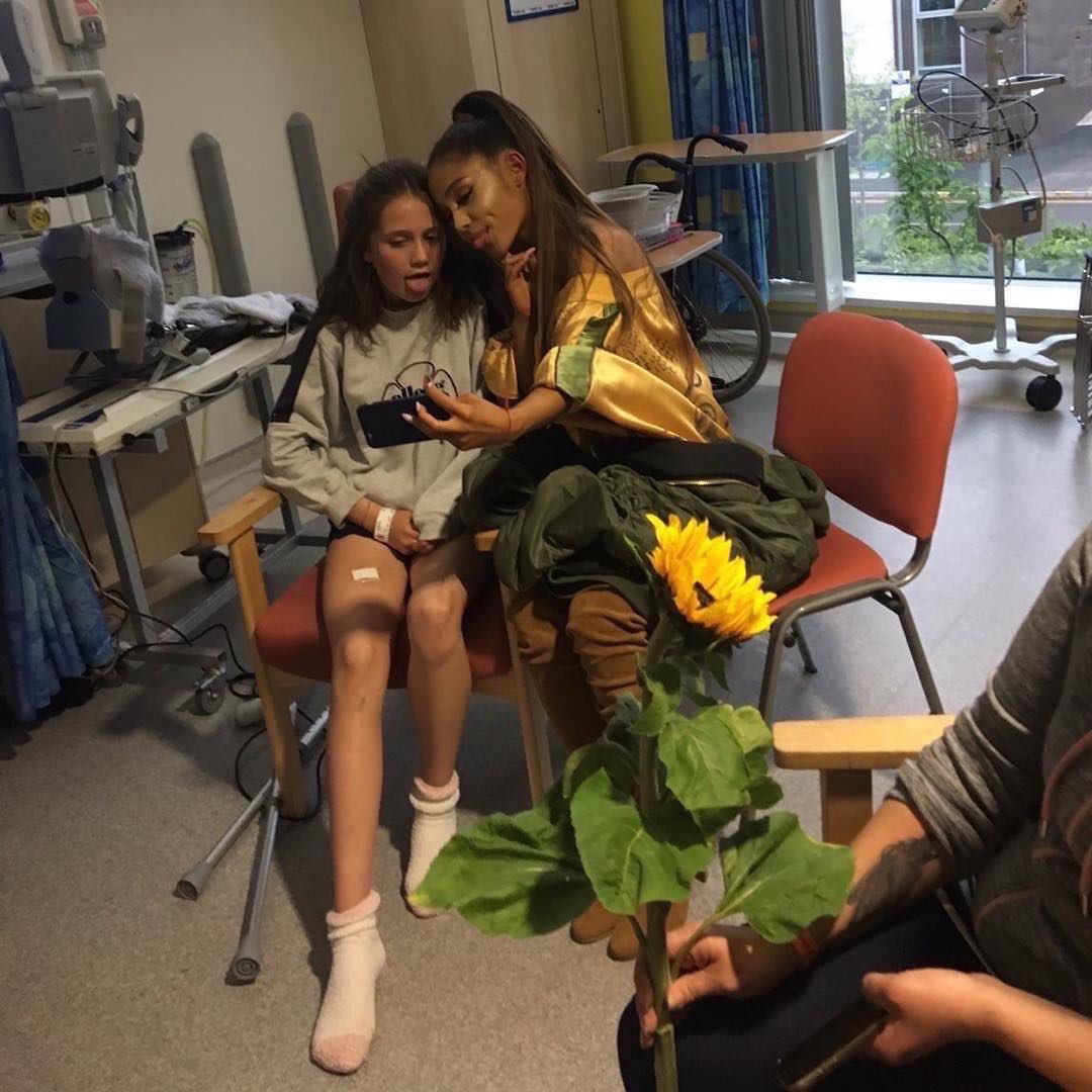 RXxx6's tweet photo. @ArianaGrande this is sooo cute♡♡
#PlayForManchester https://t.co/Tr5qY9gQNp