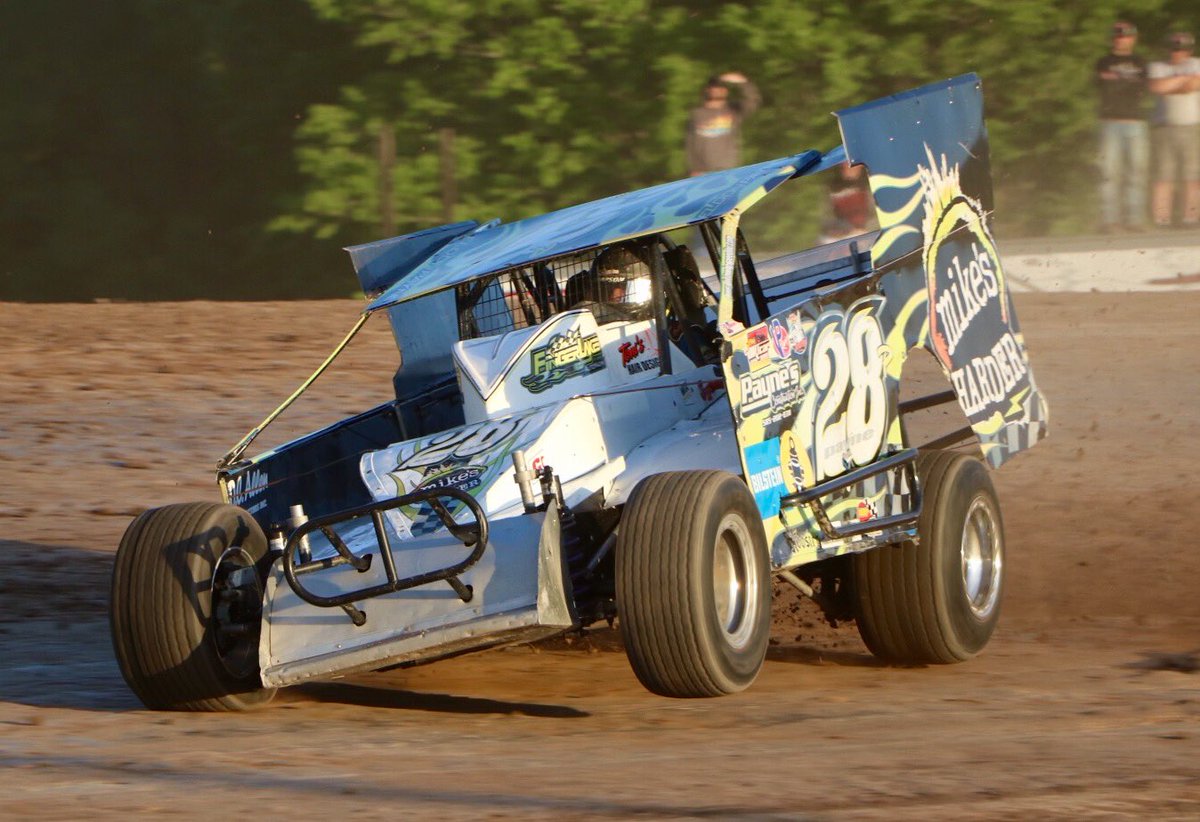 OutlawSpeedPR's tweet photo. #DirtMods @OutlawSpeedPR Outlaw Modified Heat Race Winners Alan Johnson #14j and Eldon Payne #28p. https://t.co/AOIFW82iLN