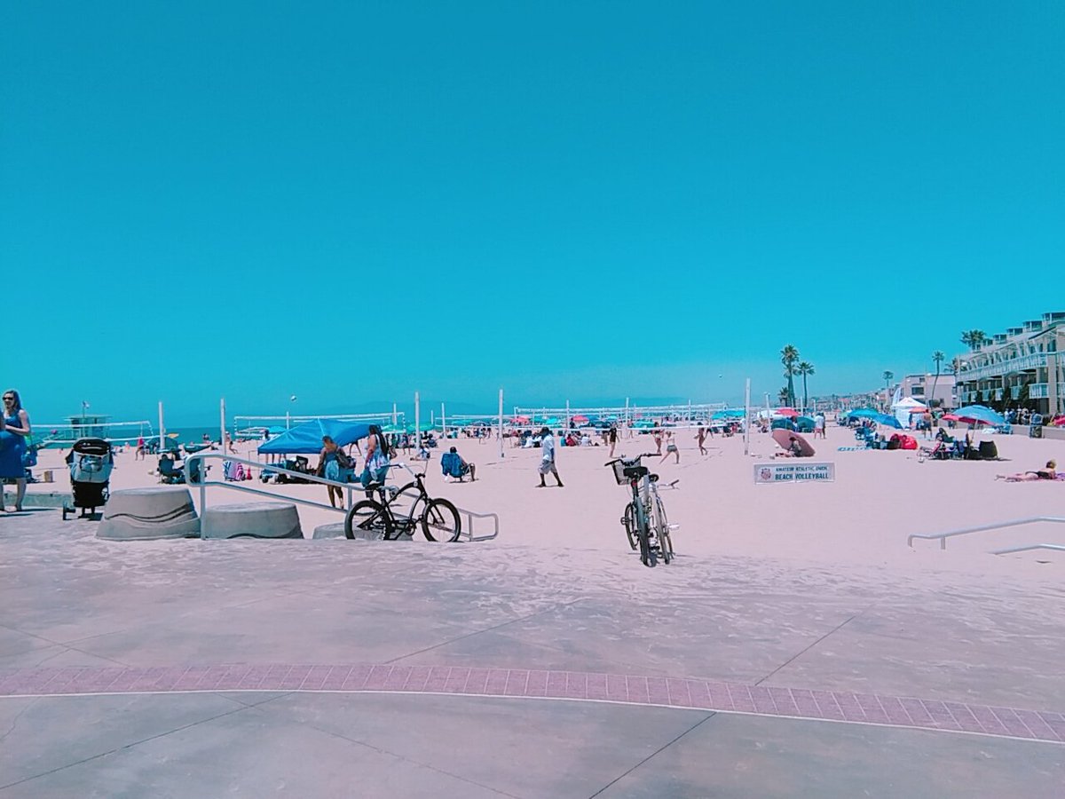 Anna_America_'s tweet photo. カリフォルニアのビーチ！🏄🌴
にぎわっていますっ☺️💓
#行ってみたい人RT #行きたい人RT #海外好きな人RT #海外好きな人と繋がりたい https://t.co/fYuTUuAWaE