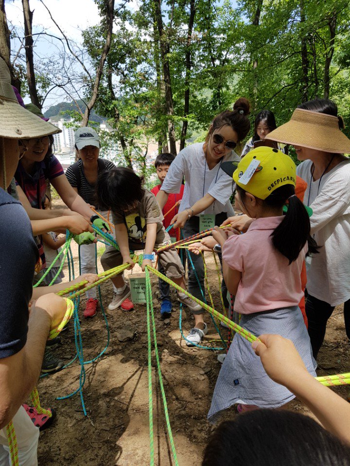 성남시 아토피가족 숲 치유 프로그램 참여로 밧줄놀이도 하고 나무도 타고 부채그림도 그리고 그네타기도하고 가족과 즐거운 시간을 보내고 있습니다
숲에서 놀면서 아토피도 치유하고 가족간의 소통도하면서 아토피가 얼른 치유되기를 소망합니다
#성남시 환경정책과
