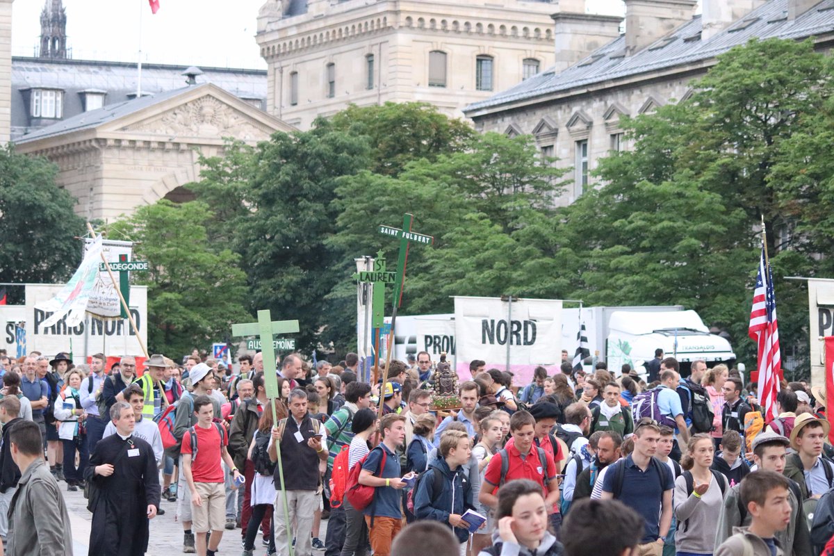 ndchretiente's tweet image. Le parvis de Notre Dame de bon matin ! #NDC2017 #totlematin