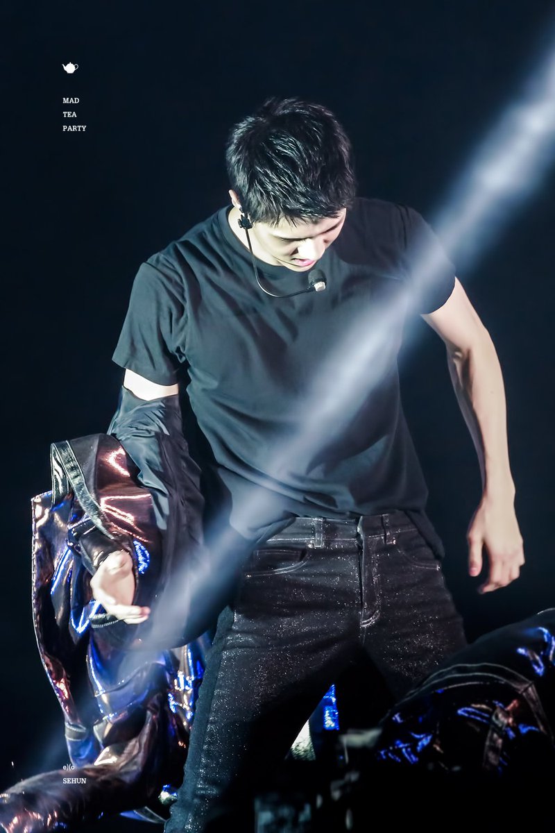 dararinx's tweet photo. การถอดเสื้อที่ดุดันและเกรี้ยวกราด! ถอดเลยค่ะ ถอดเสื้อตัวในด้วย! https://t.co/7j9OBjz7Nn