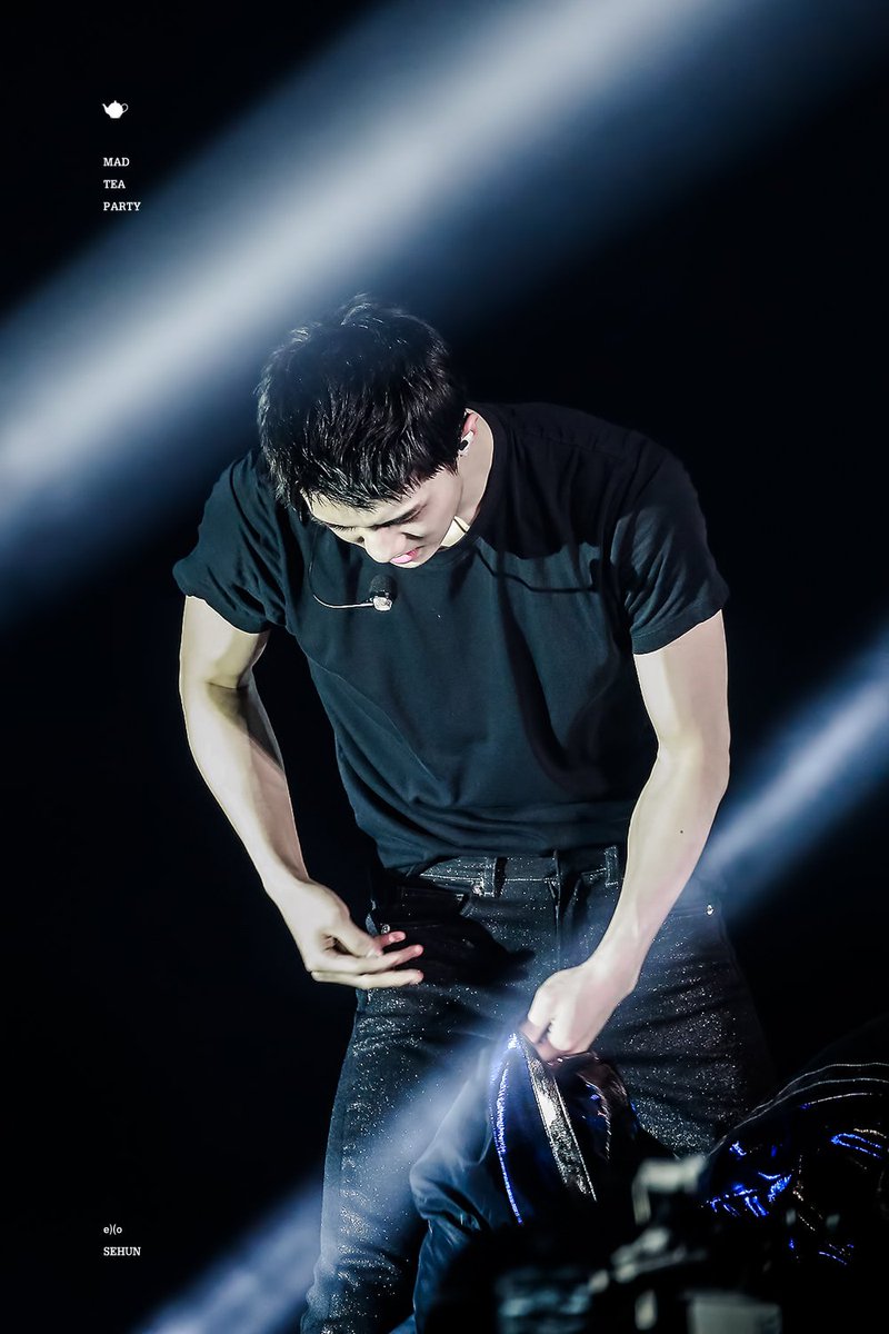 dararinx's tweet photo. การถอดเสื้อที่ดุดันและเกรี้ยวกราด! ถอดเลยค่ะ ถอดเสื้อตัวในด้วย! https://t.co/7j9OBjz7Nn