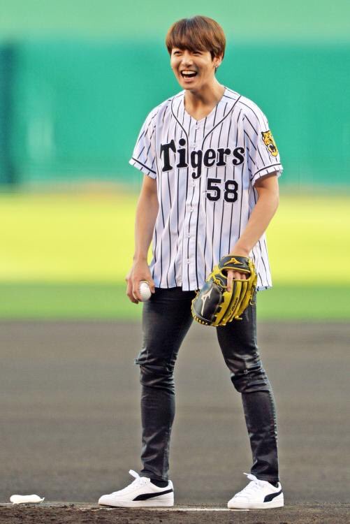 kpop_comedy's tweet photo. Jungkook doesn't like to be called oppa but 58 is known as oppa in South Korea #bts #KPOP #btsjungkook #BTSarmy https://t.co/WZNCWcYDsT