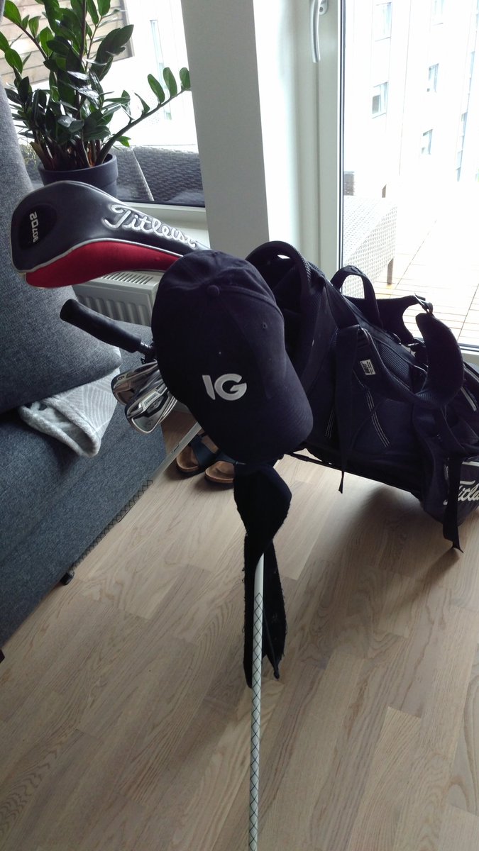 Kepsen framme och klubborna redo. Jäkligt taggad för dagens golf med @ErikHansen_IG