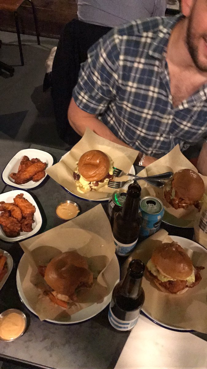 Bullish evening with <a href="/GuySaych/">Guy Saych</a> 🍔🍔<a href="/marlowes_tw/">Marlowe's</a>
