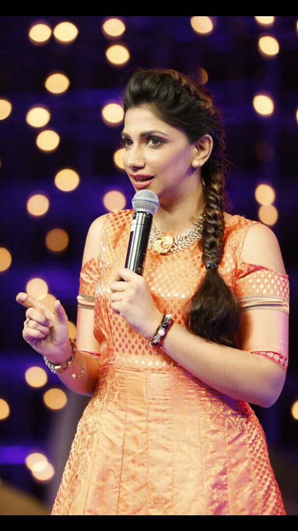 Bhavna__B's tweet image. Super singer today between 7-8:30pm! #wildcard #funandfrolic #startvoting