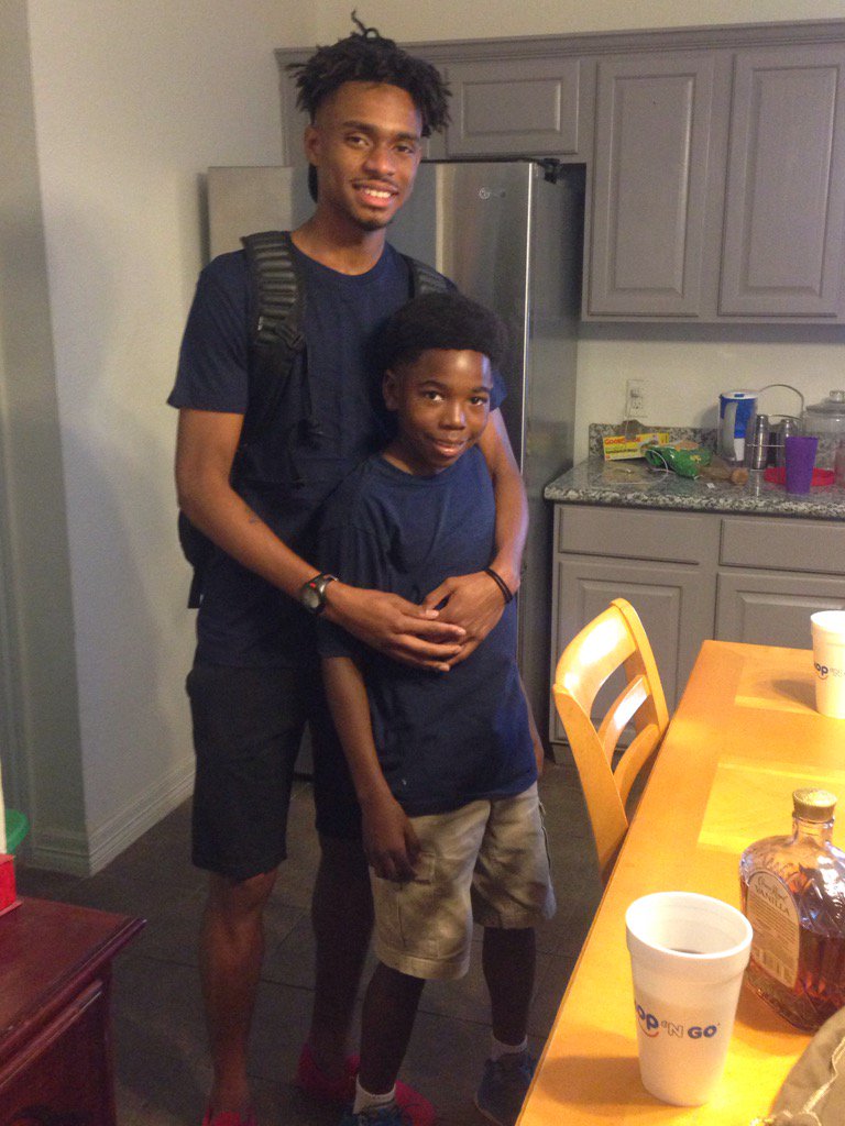 MetraDoll's tweet photo. Family over everything 🙌🏾🙌🏾🙌🏾🙌🏾 #MyFirstNephew #Savage #Graduates #PoloTeam https://t.co/6rnvbmsKMx