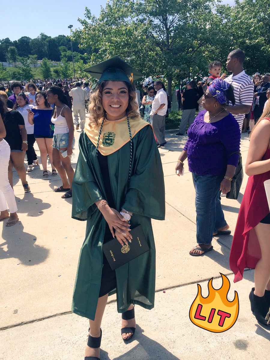 YAGIRLDEYSI's tweet photo. 2K17 🎓🎉 this is just the beginning 👩🏻‍🎓#PHSGRAD2K17 https://t.co/o8jzxjppJI