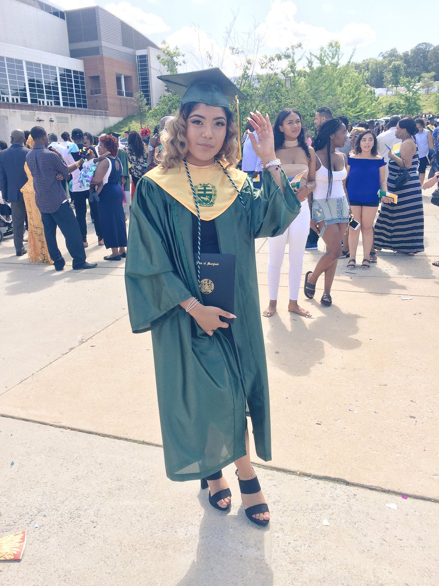 YAGIRLDEYSI's tweet photo. 2K17 🎓🎉 this is just the beginning 👩🏻‍🎓#PHSGRAD2K17 https://t.co/o8jzxjppJI