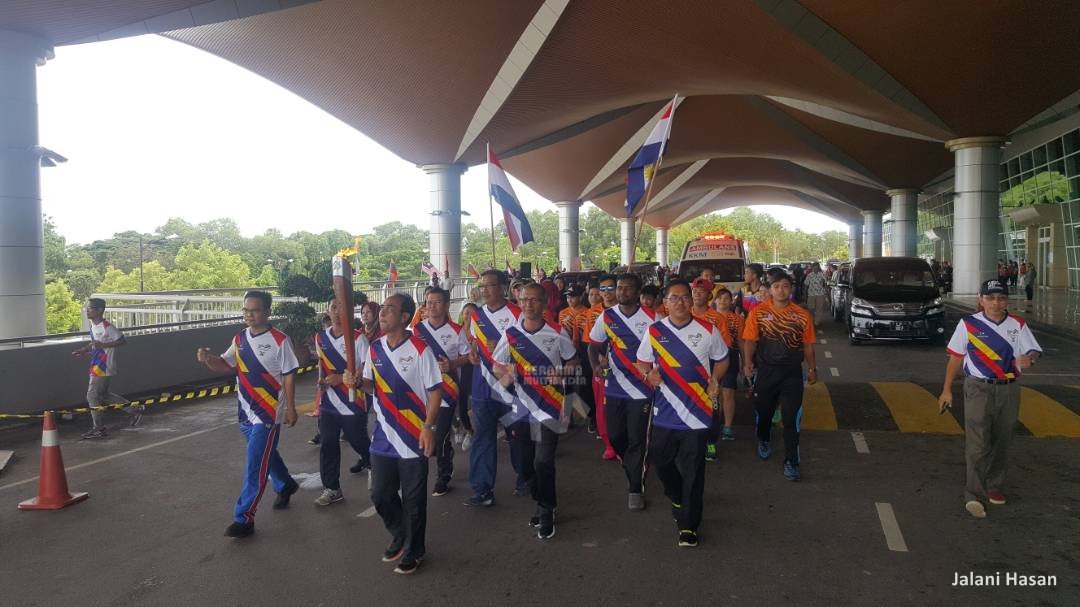 bernamadotcom's tweet photo. @TengkuAdnanReal Legenda bola sepak negara kelahiran Labuan Datuk Hassan Sani diberi penghormatan memulakan larian obor Sukan SEA di Labuan. https://t.co/FbRbXZqvcn