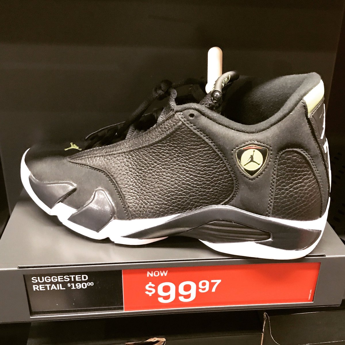 JoogTeam's tweet photo. At Nike Factory in Camarillo CA.  DL the #joogapp at https://t.co/gBtrdQ46yk and get plugged at the outlets! https://t.co/bwbSKHaWTI
