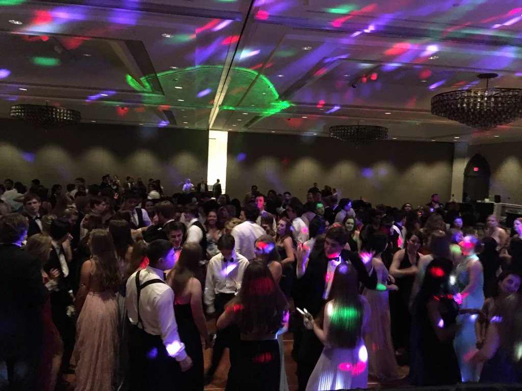 yhssports's tweet photo. Prom 2017.  Congrats YHS seniors! https://t.co/ycgslW7YCq