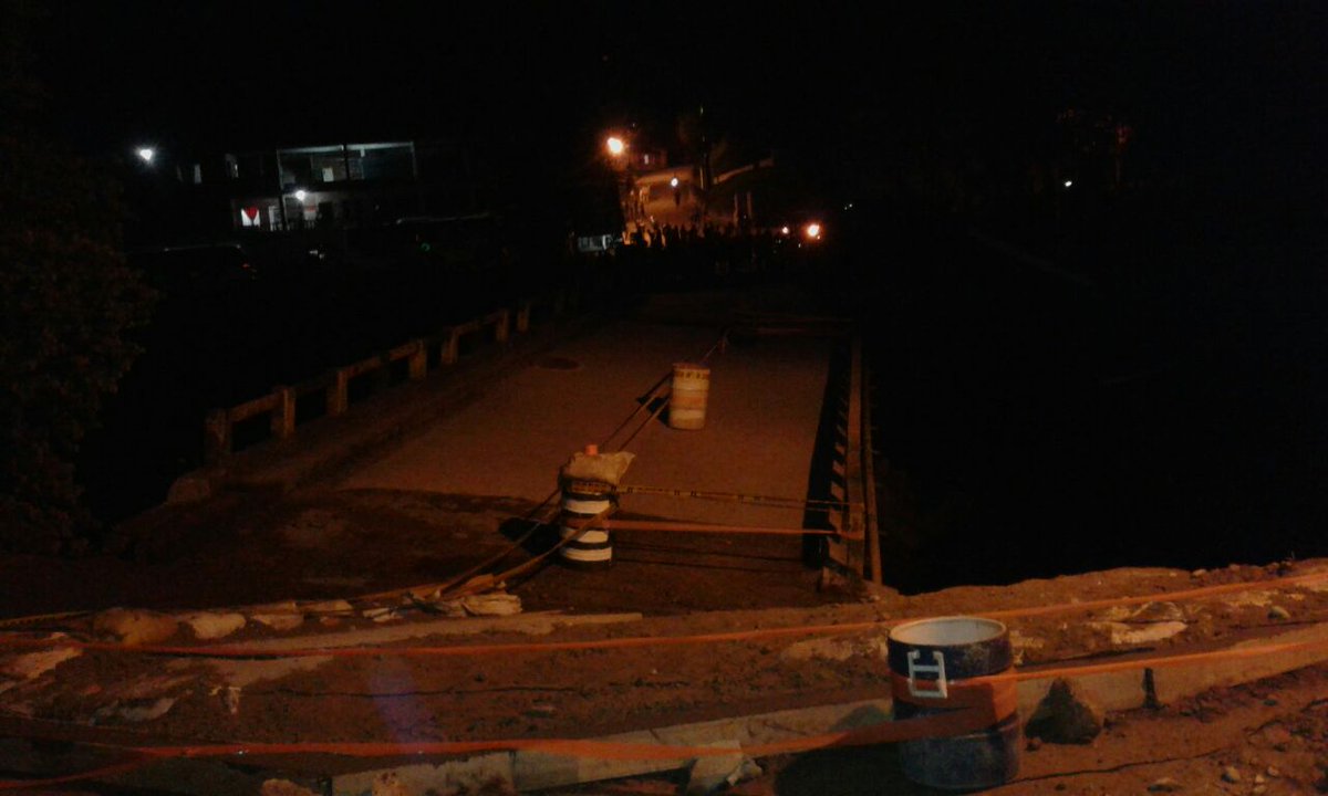 Actualidad_O's tweet photo. ¡Atención! Compleja situación de movilidad entre San Carlos y Granada. Puente del sector La Bomba se desplomó Investigan causas #Inforiente https://t.co/P8yiQit7yW
