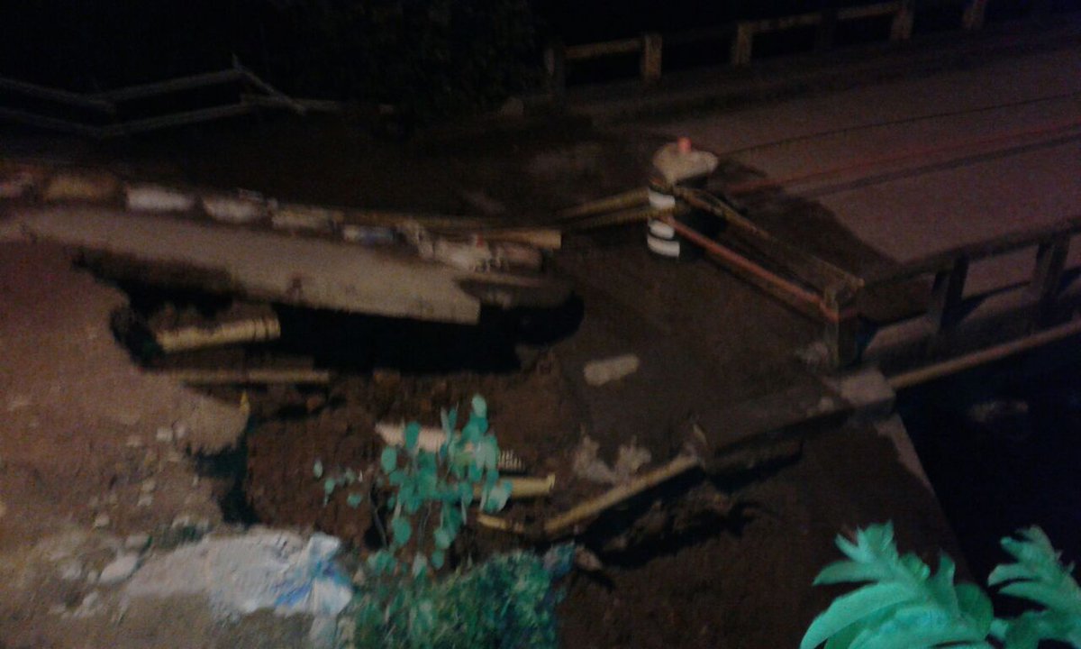 Actualidad_O's tweet photo. ¡Atención! Compleja situación de movilidad entre San Carlos y Granada. Puente del sector La Bomba se desplomó Investigan causas #Inforiente https://t.co/P8yiQit7yW