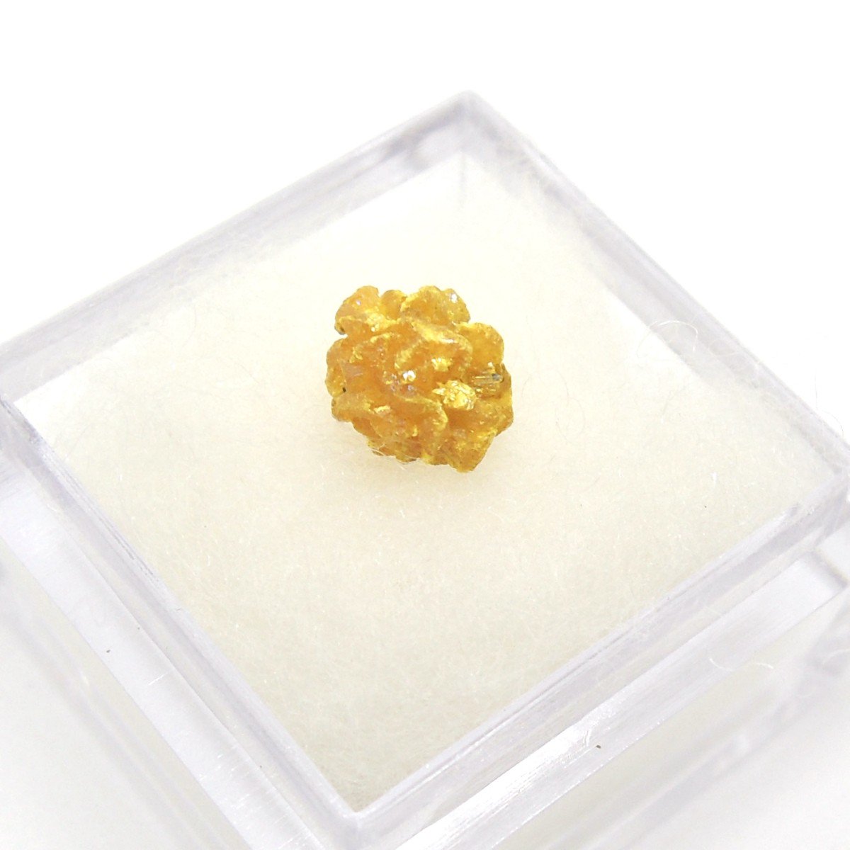 金色の結晶が印象的な、オーピメント(石黄/雄黄)の標本。鮮やかな