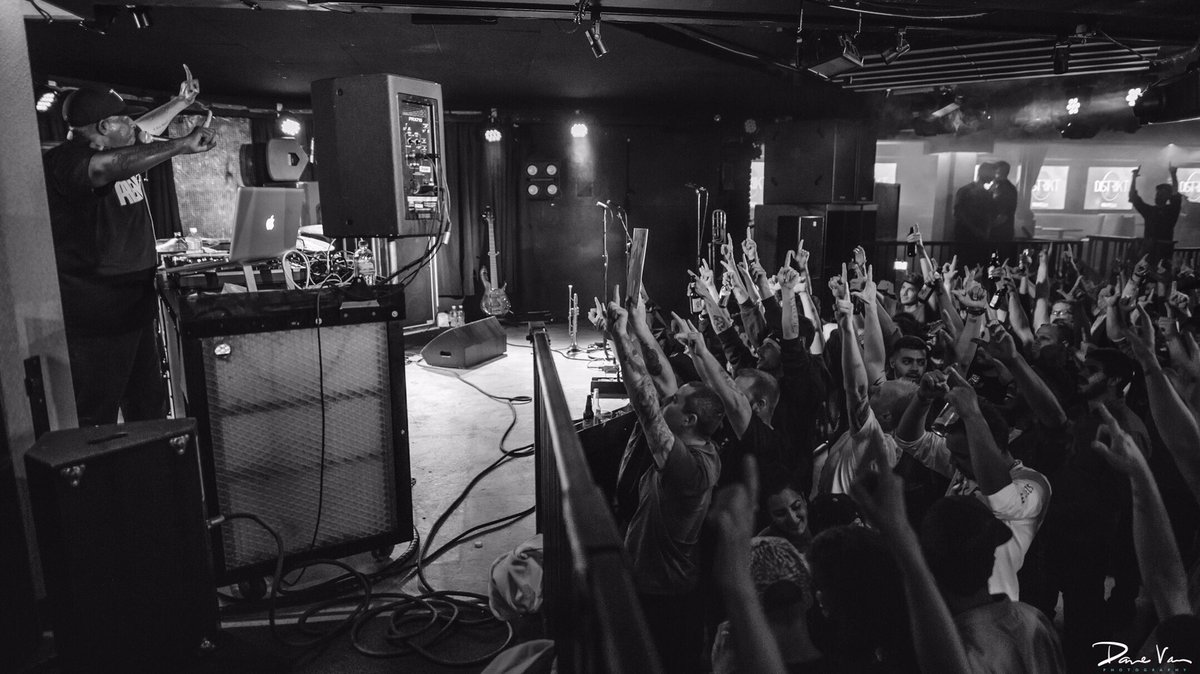 davevanphoto's tweet photo. A tribute to Guru and Big L. 👆🏽👆🏽 #Gangstarr Forever! #DjPremier and #theBadderBand #BlueprintLive https://t.co/91DiiP1xSW