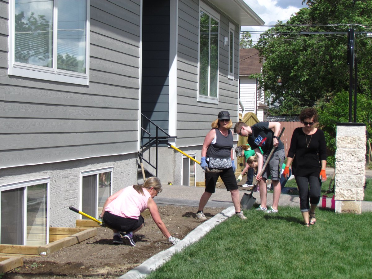 SouthwestYES's tweet photo. Work party organized by @karlawiens planted shrubs today at Dorie's House; thanks all. Also thanks Canadian Tire SC for donating the shrubs. https://t.co/GuUEaMAUod