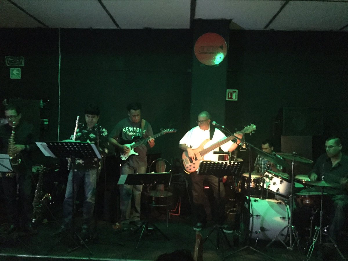 jazz_place's tweet photo. Arranca la @CrikethBand !  Tremendos!!! https://t.co/aOv9D6FqAM