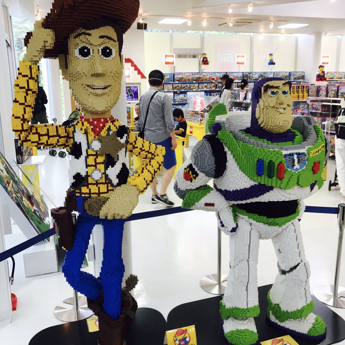 今野 翔太 Shota Konno スルーするつもりやったのに見つかる 笑 見た事ないのが結構売ってるし自分がテンション上がる だがこの前大きいの買ったとこやから今日は絶対買わん Lego Lego レゴ 軽井沢アウトレット