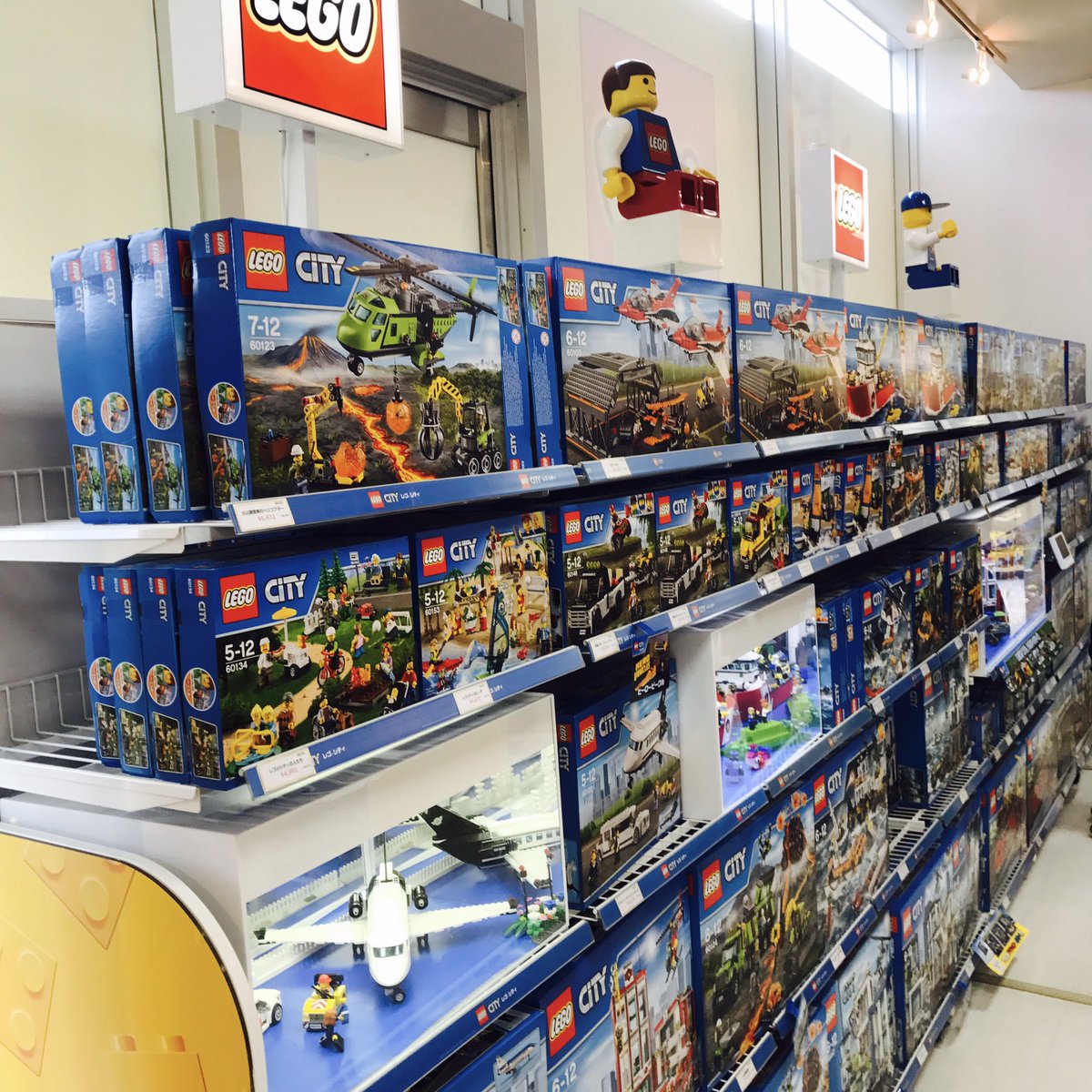 今野 翔太 Shota Konno スルーするつもりやったのに見つかる 笑 見た事ないのが結構売ってるし自分がテンション上がる だがこの前大きいの買ったとこやから今日は絶対買わん Lego Lego レゴ 軽井沢アウトレット