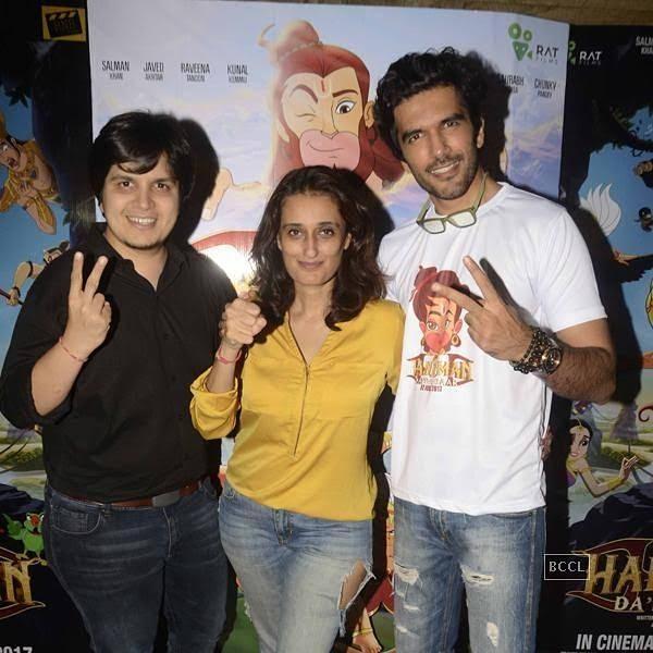 TaherSM_FC's tweet image. Our Damdar Trio at their movie screening
@taher07 @ashootoshshah @ruchinarain18  @RATFilmsIndia  #HanumanDaDamdaar #InCinemasNow #GoAndWatch