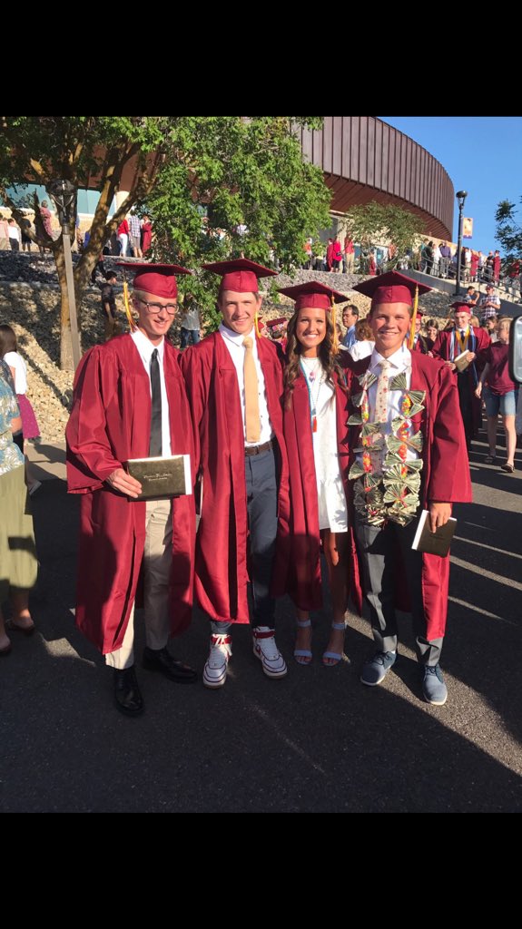 Nall_7's tweet photo. Graduated with all my homies!!💯 https://t.co/fDySdCSRjl