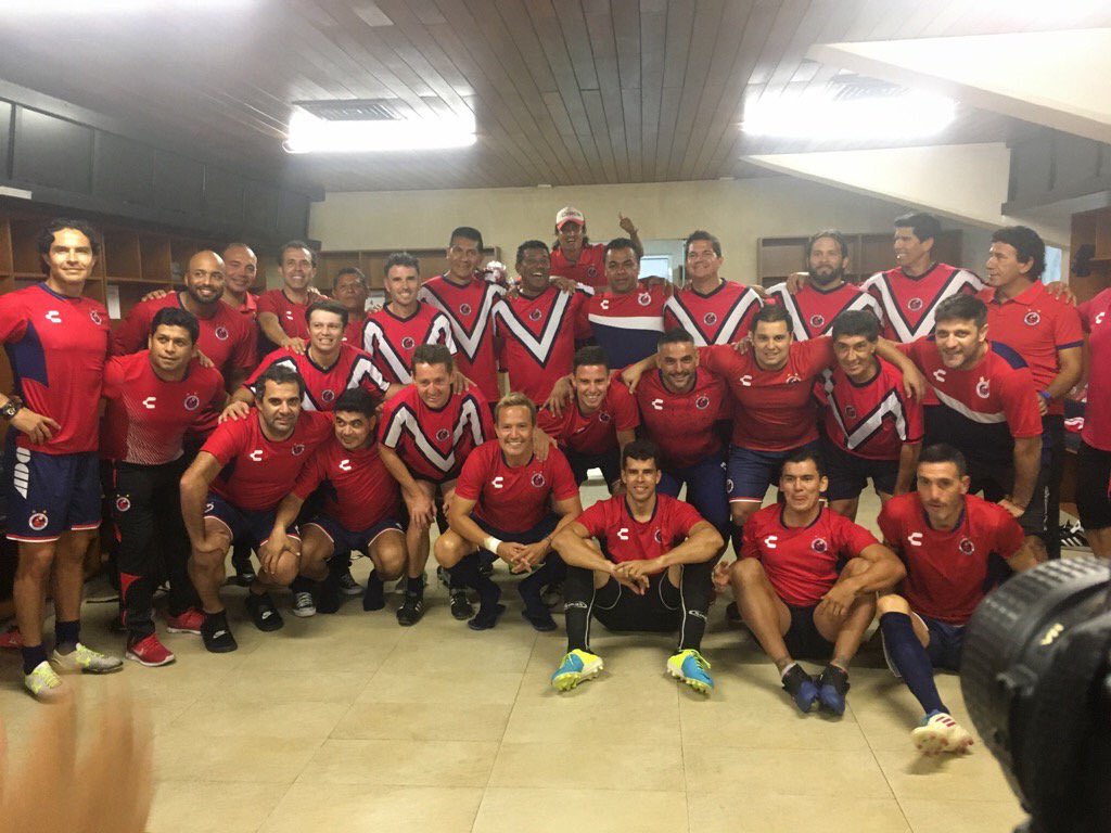 ruco11's tweet photo. Gracias @ClubTiburones por la invitación ! un honor regresar al Puerto y al Pirata Fuente .. ⚽️ https://t.co/N8Yo0nNmrP