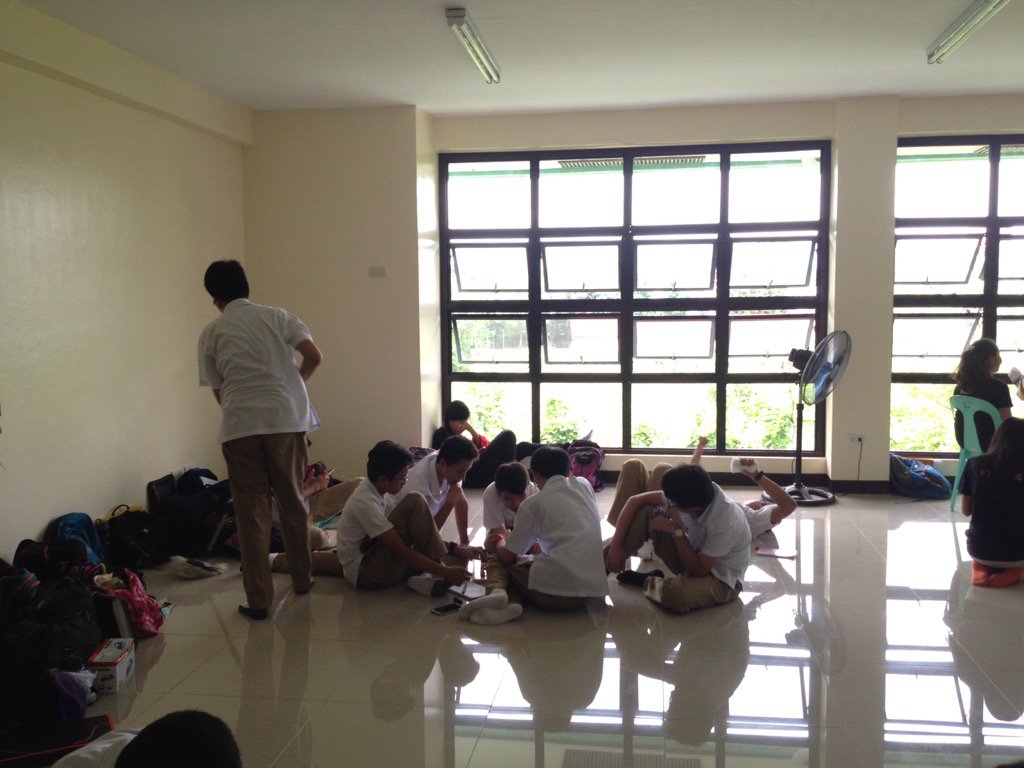 Euler16_17's tweet photo. Mga panahong wala pang upuan sa new building #tbt #memoriesforlife 😭💞 https://t.co/Smq7umj20j
