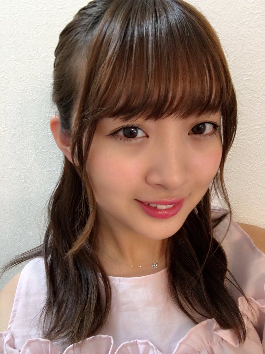 笑顔で自撮りする渡邉幸愛の画像