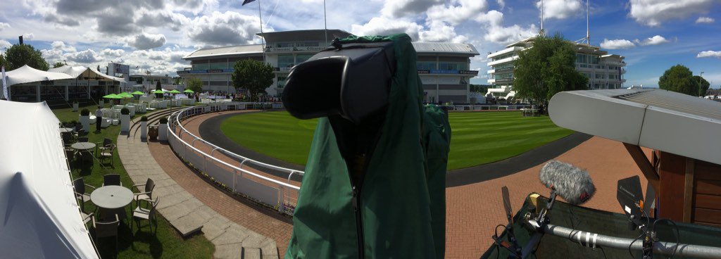 cameramarc's tweet photo. Looking like a nice day at the races @itvracing https://t.co/YP2SAVLzYn