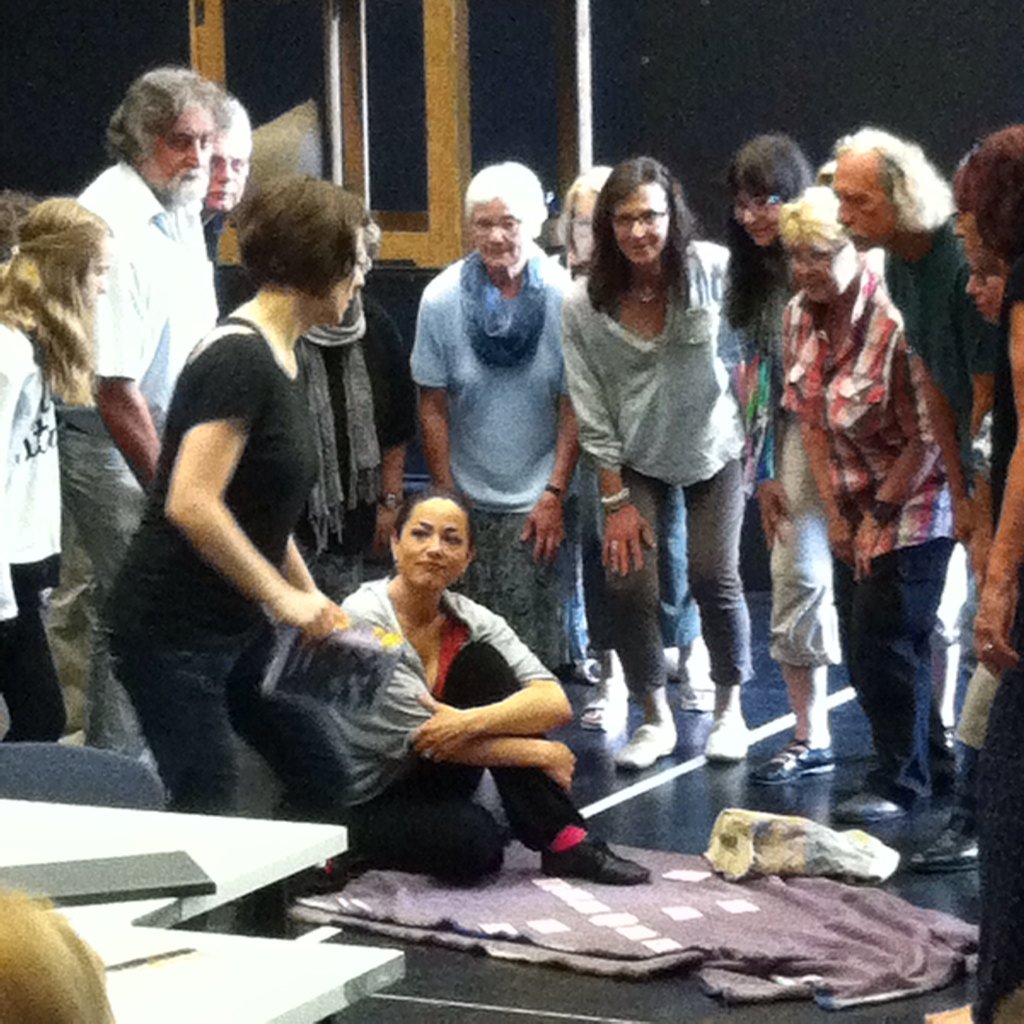 Musikdramaturg's tweet photo. Sich einmal wie der Opernchor fühlen: Anja Nicklich inszeniert die #Carmen-Probenbesucher  #TheaterfestKO https://t.co/8EML0TYEOH