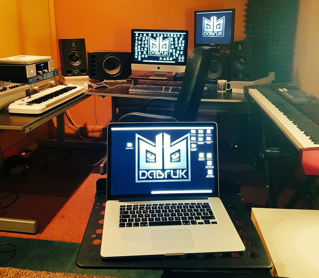 BrunoDabruk's tweet photo. Y desde #StudiosDabruk  feliz de ver como @AnaMenaMusic y @CNCOmusic están ya casi en la mitad de la lista @Del40al1_es #Ahorallorastu #21 https://t.co/vXfwHrBdSJ