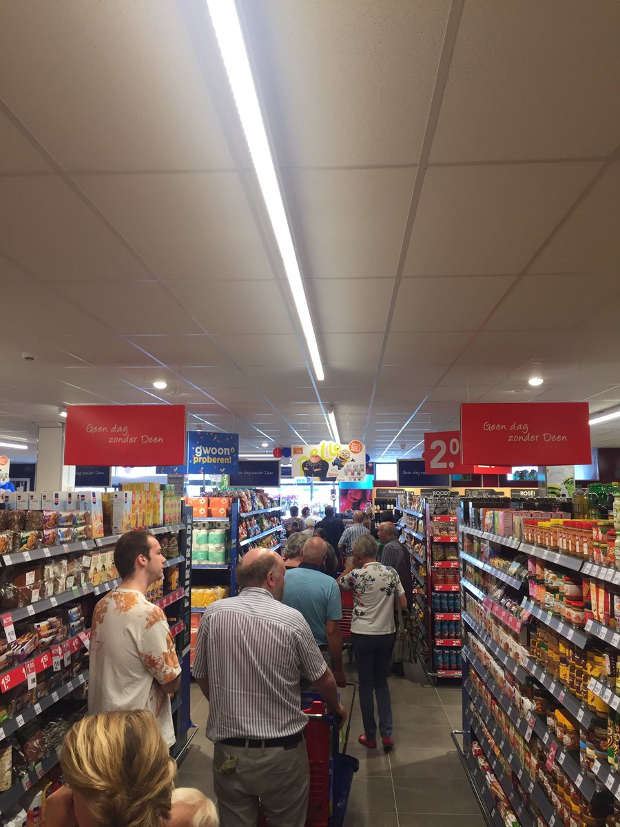 Spitsuur bij nieuwe supermarkt in 't Harde #Deen #druk #jemoeterwatvooroverhebben #vandaagtochnikstedoen #'tharde