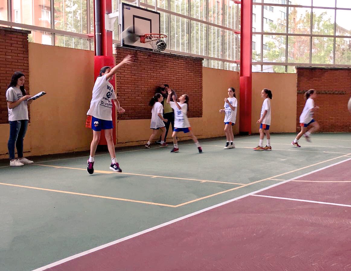 CBArosLeon's tweet photo. Nuestras minis ya calentando para su partido de las 12:30
#WEAREAROS
#20YearsMakingPlayers https://t.co/1bWII3tIE3