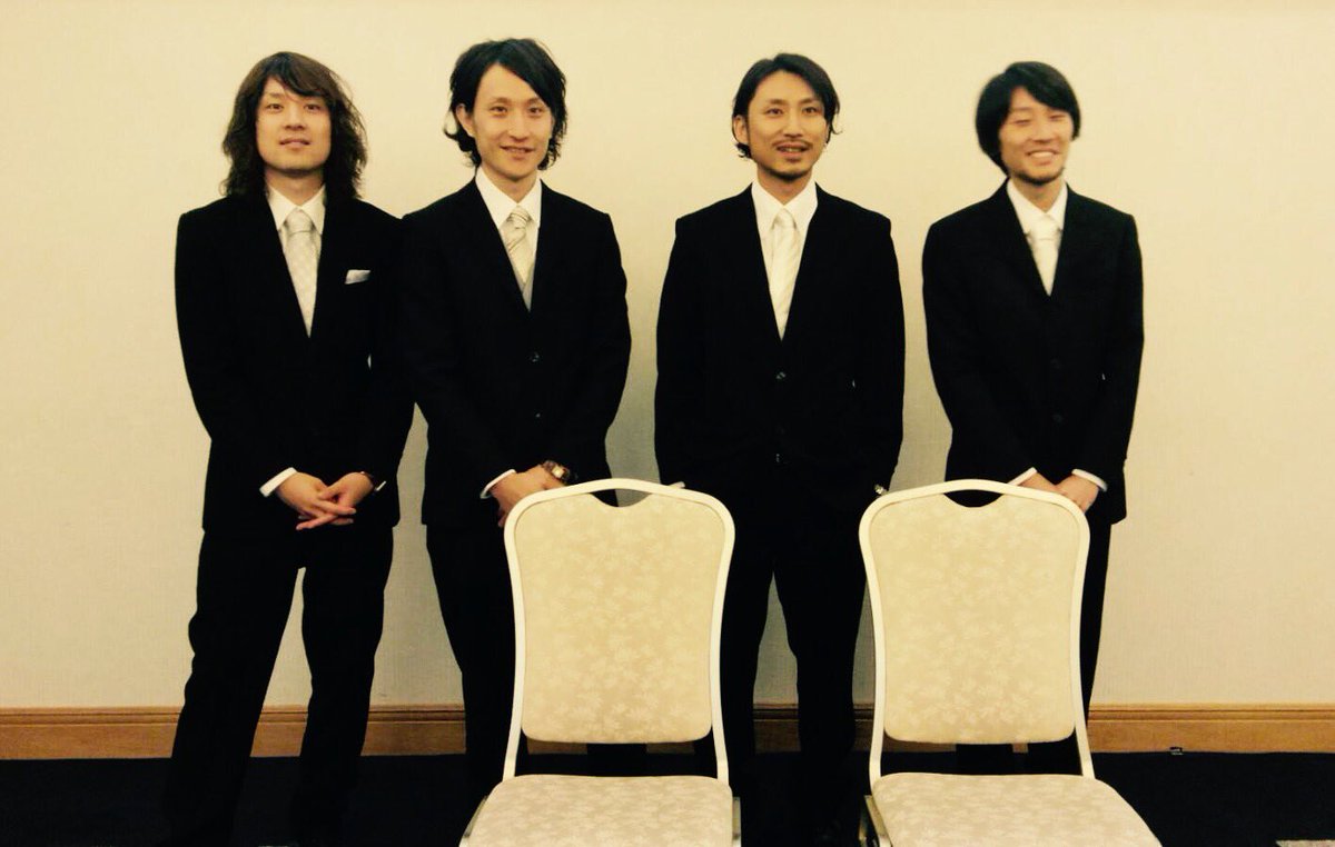 サトマンtube 今日は いとこの 佐藤 さん 新郎 の結婚 式でした Satomansionで余興として演奏させて頂きました カメラさんに 自分の番号で と言われ手を出す図 新郎新婦さんは2 5ですね 俺たちはこんなんしか出来ないけど精一杯お祝いさせてもらい