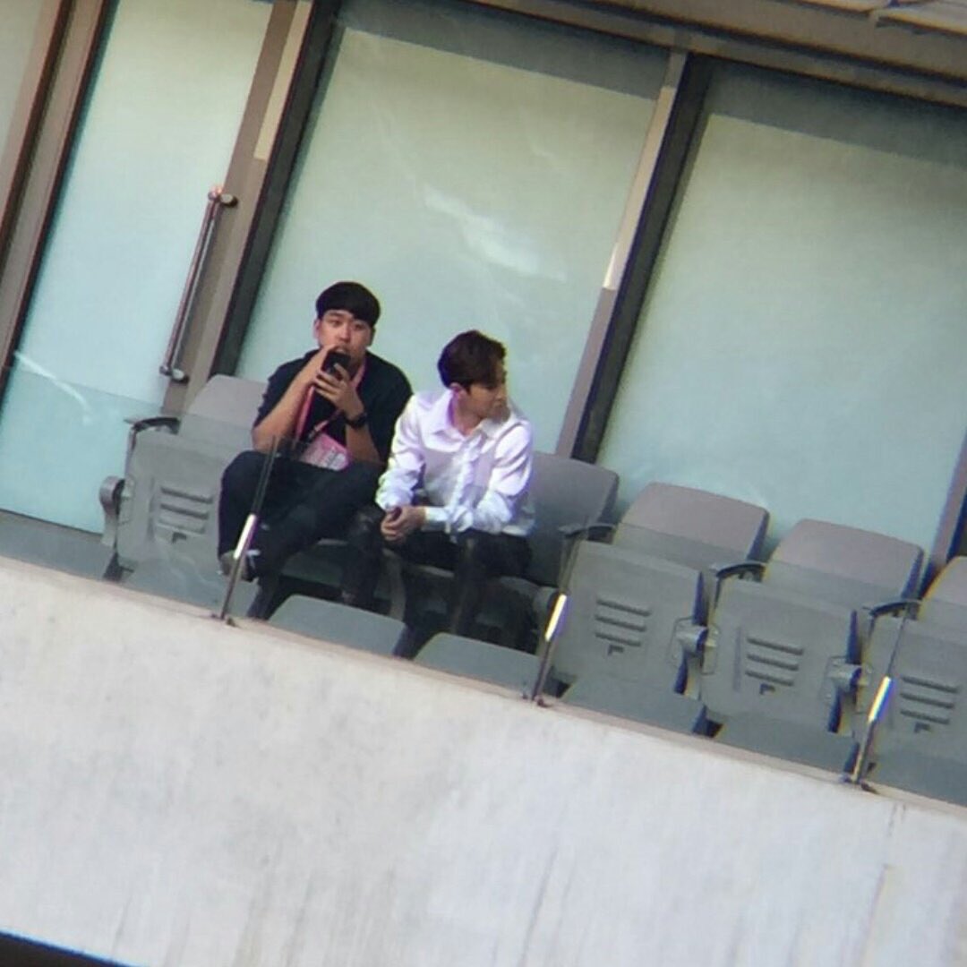 glamoursehun's tweet photo. suho and baekhyun sitting like that is just so damn perfect 💯 

(pics cr. to owners)

#DreamConcert2017 https://t.co/qHSpQOfVoh