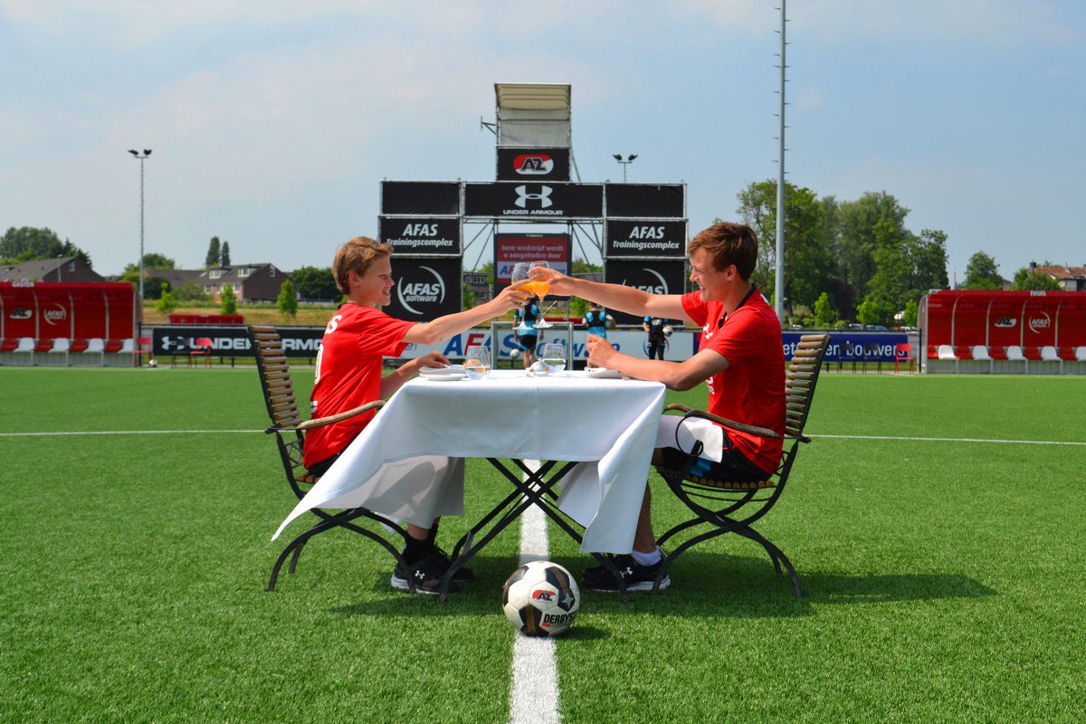Sterrenlunch voor twee jeugdspelers van AZ #JRENL #streetdine