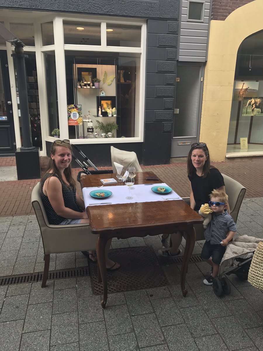 Wij verrassen gasten die voorbij lopen met een klein hapje van Bretelli.  #JRENL #streetdine