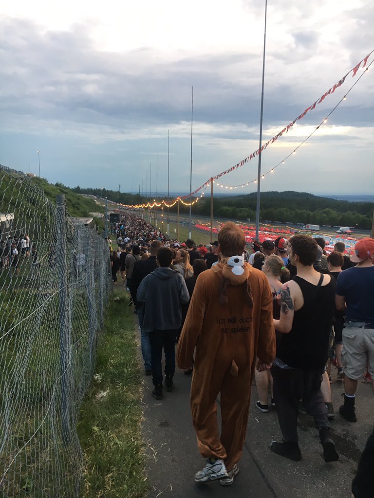 sugaspabo's tweet image. Es läuft gut hier so mit Bombenwarnung #Bombenstimmung #HurraDieWeltGehtUnter