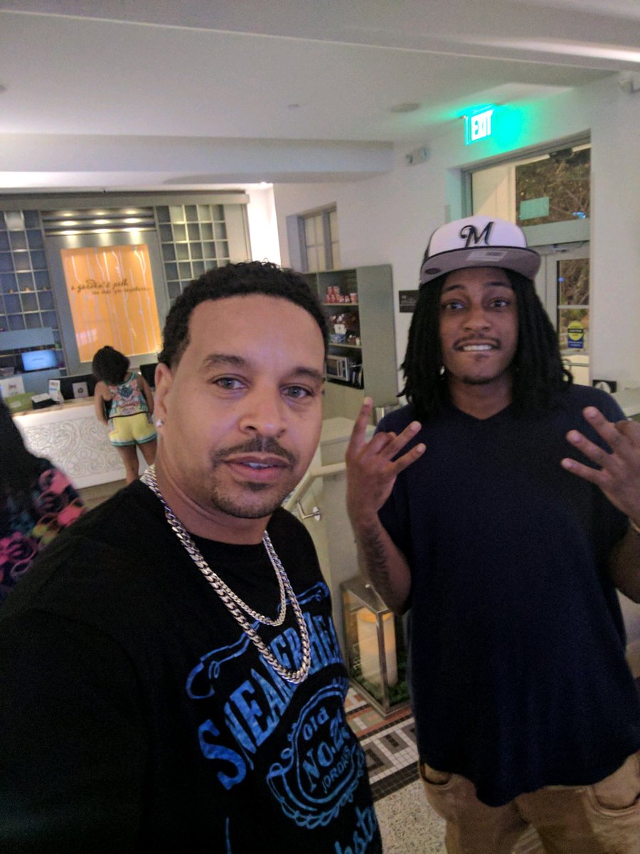 MigoRay's tweet photo. Me & Big Bro #MemorialDayWeekend #HiltonGardenHotel #LobbyShit #FirstFloor #2ThaTop https://t.co/mJGWEa6PxZ